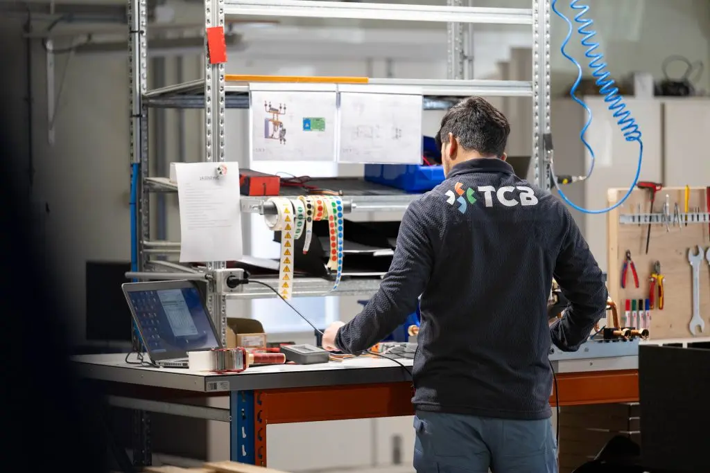 Werknemer aan het werk - bij tcb